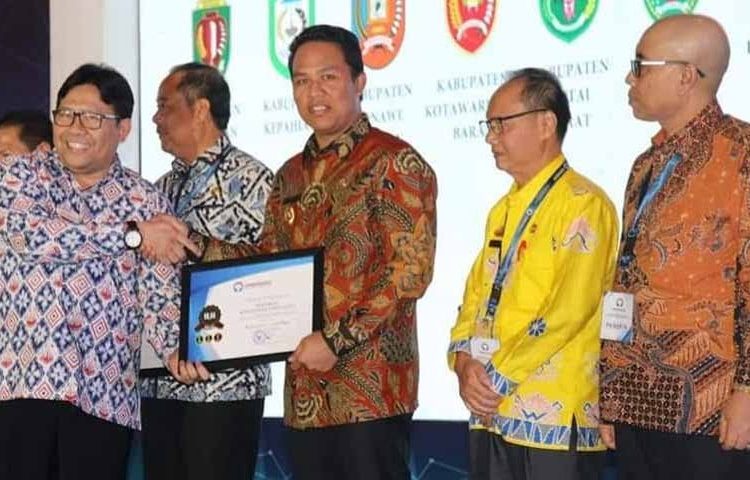 Bupati Lamandau Hendra Lesmana menerima penghargaan dari Ombudsman RI di Grand Ballroom JS Luwansa Hotel, Jakarta, Rabu (27/11)