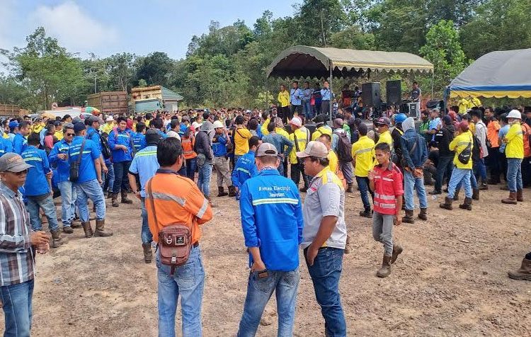 Ratusan warga Barito Timur selaku pemilik angkutan dan karyawan PT SEM dan PT REM melakukan aksi unjuk rasa menuntut jalan akses perusahaan mereka bekerja dibuka karena ditutup PT Patra Jasa dengan dua unit tronton, Jumat (22/11/2019).