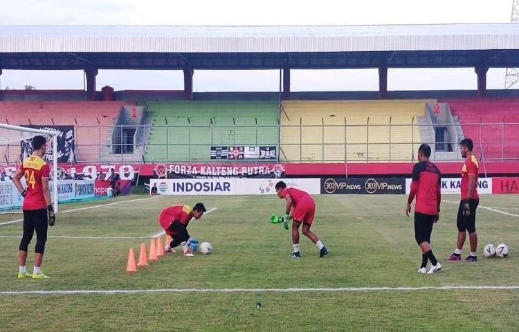 Empat penjaga gawang yang dimiliki Kalteng Putra melakukan sesi latihan jelang pertandingan melawan PS Tira Persikabo Rabu besok di Stadion Tuah Pahoe Palangka Raya, Selasa (26/11/19)