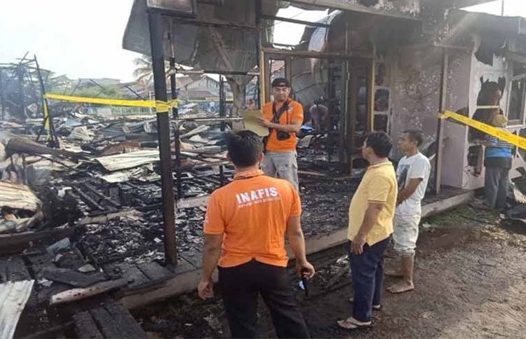 Tim Inafis Polresta Palangka Raya, Kalimantan Tengah melakukan olah tempat kejadian perkara di lokasi kebakaran yang terjadi di Jalan Sakan III dan V yang menghanguskan satu unit rumah, empat pintu barak dan dua sekolahan, Rabu (27/11/19)