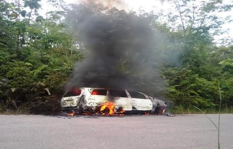 Mobil Toyota Innova milik warga Puruk Cahu terbakar di Km 77 Jalan Negara Puruk Cahu - Muara Teweh, Sabtu (23/11/2019). (foto: Ist)