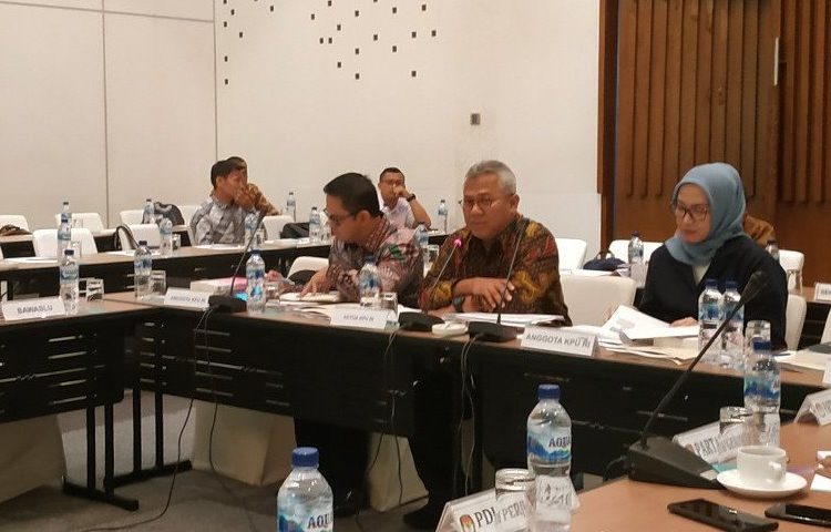 Ketua KPU Arief Budiman (tengah) menggelar uji publik Peraturan KPU untuk Pilkada 2020, di Jakarta, Senin, (26/11/2019)