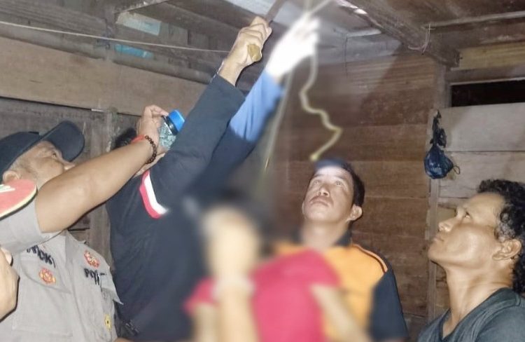 Anggota Polsek Kapuas Tengah mengevakuasi tubuh remaja yang tewas gantung diri di Kecamatan Pasak Talawang, Kabupaten Kapuas, Senin (25/11/2019)
