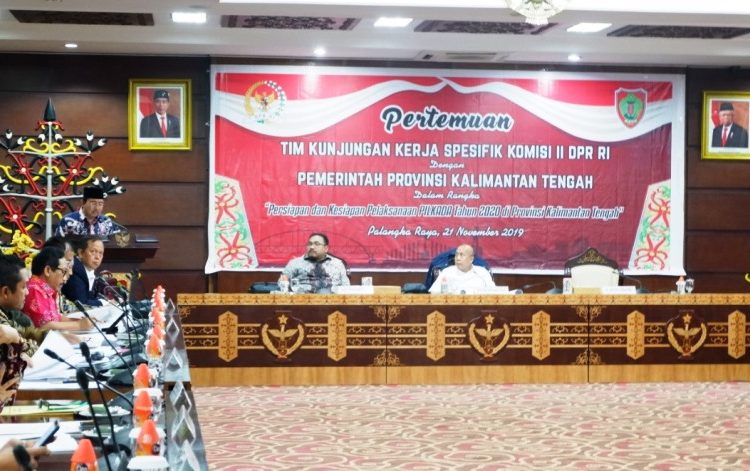 Tim Kunjungan Kerja Komisi II DPR RI lakukan pertemuan dengan Pemprov Kalteng di Aula Eka Hapakat, Kantor Gubernur Kalteng, Kamis (21/11/2019). (Foto: MMC Kalteng)