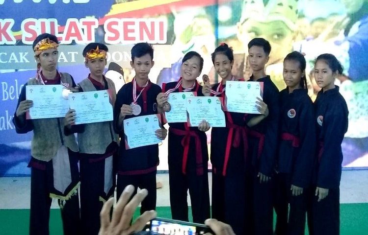 Kontingen pencak silat dari perguruan Kuntau Borneo meraih medali saat berlaga pada Forum Olahraga Rekreasi Masyarakat Nasional V di Stadion Madya Sempaja, Samarinda baru-baru ini