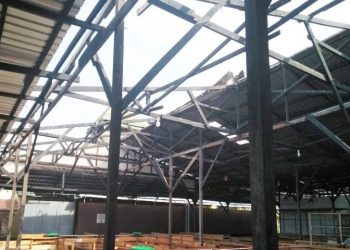 Atap Pasar Al Kamal rusak setelah dihantam puting beliung, Rabu (20/11/2019)