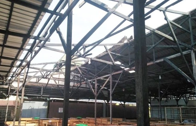 Atap Pasar Al Kamal rusak setelah dihantam puting beliung, Rabu (20/11/2019)