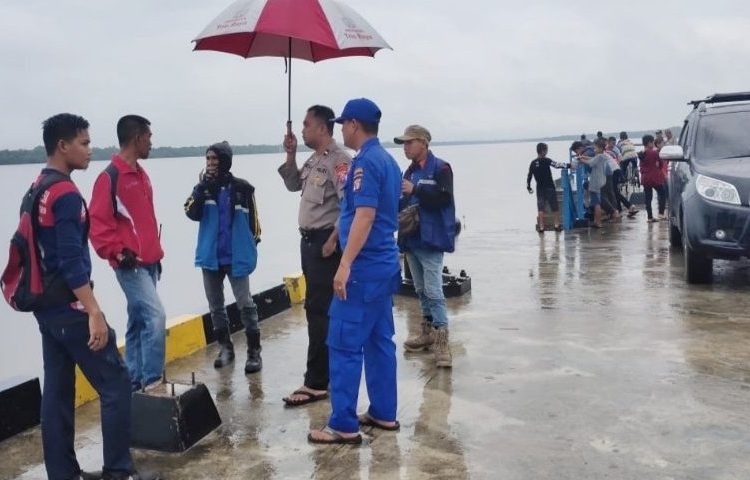 Tim gabungan di Dermaga Pelangsian kembali melakukan pencarian korban tenggelam meski Sampit diguyur hujan pada Minggu (24/21/2019)