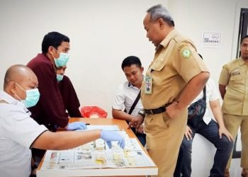 Kepala Diskominfo Kotim Multazam saat mengikuti pemeriksaan urine di kantornya, Selasa (26/11/2019)
