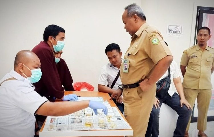 Kepala Diskominfo Kotim Multazam saat mengikuti pemeriksaan urine di kantornya, Selasa (26/11/2019)