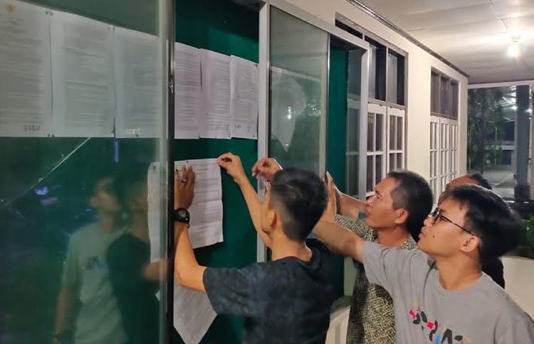 Panitia seleksi penerimaan CPNS di lingkungan Pemkab Barito Utara memasang pengumuman peserta yang lulus dan tidak lulus administrasi di kantor BKDPSDM setempat di Muara Teweh, Kamis malam (5/12/2019)