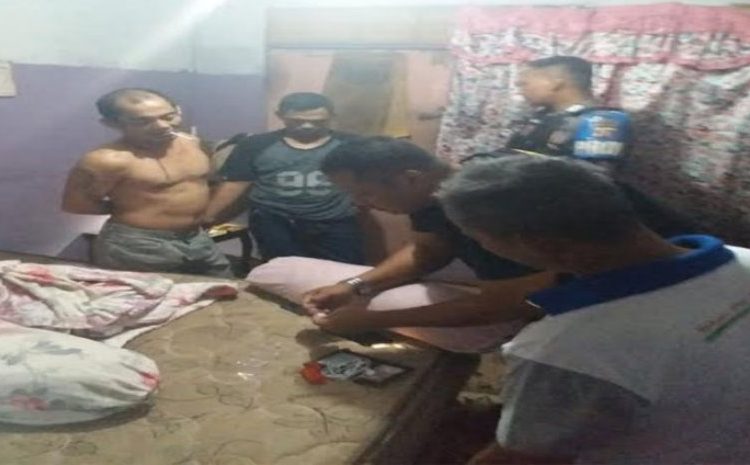 Polisi melakukan penggeledahan di kamar tersangka Daus dengan menemukan sejumlah barang bukti narkoba di Muara Teweh, Jumat (27/12/2019)
