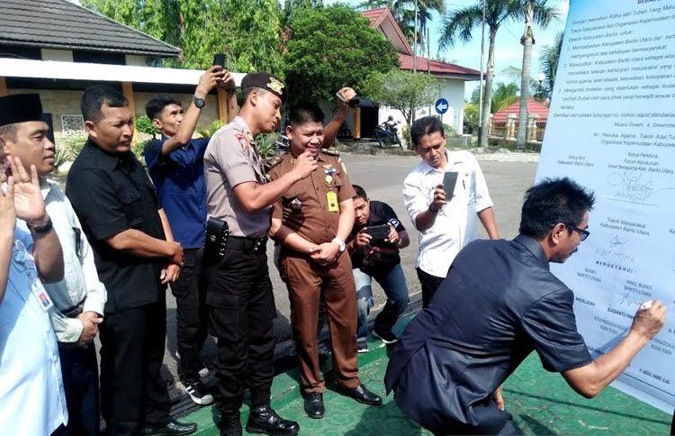 Wakil Bupati Sugianto Panala Putra menandatangani deklarasi Kabupaten Barito Utara bebas lokalisasi prostitusi 2020, di halaman kantor bupati di Muara Teweh, Rabu (4/12/2019)
