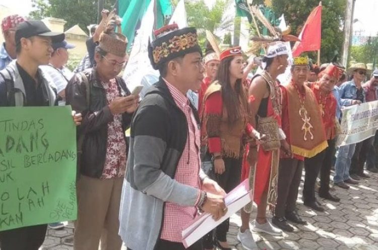 Para pedemo dari masyarakat Dayak melakukan aksi demo untuk membebaskan peladang yang di tahan dalam kasus pembakaran ladang di Pengadilan Negeri Muara Teweh, Jumat (6/12/2019)