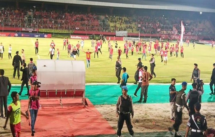Supoter memasuki lapangan pertandingan usai Kalteng Putra kalah atas Madura United dengan skor 1-4 di Stadion Tuah Pahoe Palangka Raya, Jumat malam (6/12/2019)