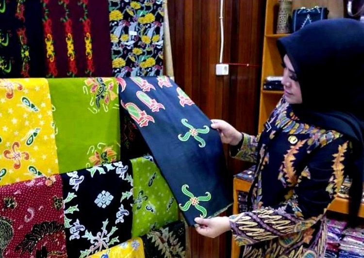 Wakil Bupati Seruyan Iswanti saat mengunjungi salah satu butik yang menyediakan batik khas Seruyan di Kuala Pembuang beberapa waktu lalu