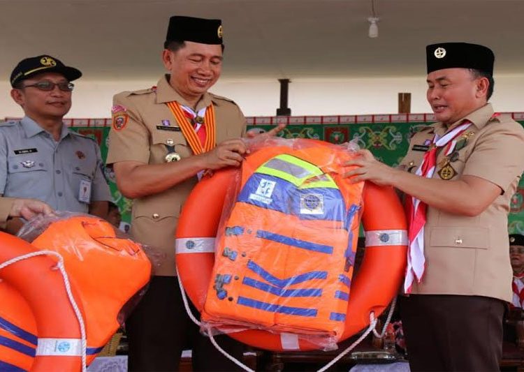 Bupati Barut H Nadalsyah menerima bantuan peralatan evakuasi kecelakaan secara simbolis yang diserahkan Gubernur Sugianto Sabra pada kemah ELY tingkat Kalteng di Bumi Perkemahan Ujung Pandaran, Kotim, Sabtu (30/11/2019)