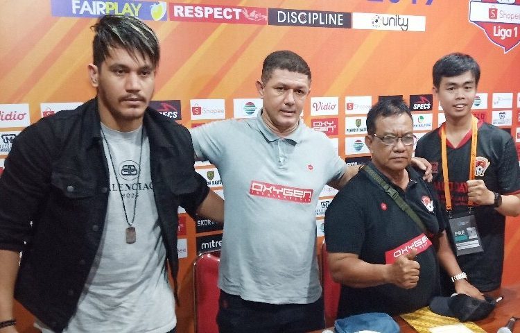 Pemain Kalteng Putra David Bala (kiri) didampingi pelatih dan manajemen Kalteng Putra menjelaskan bahwa dirinya tidak pernah ditelantarkan oleh manajemen, Jumat malam (6/12/2019)