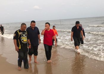 Gubernur Kalteng H Sugianto Sabran dan Wakil Gubernur Habib Said Ismailbin Yahya saat berada di Pantai Ujung Pandaran, Sabtu (30/11/2019).(Hms)