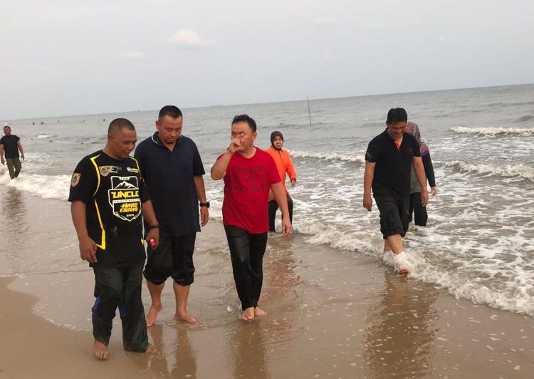 Gubernur Kalteng H Sugianto Sabran dan Wakil Gubernur Habib Said Ismailbin Yahya saat berada di Pantai Ujung Pandaran, Sabtu (30/11/2019).(Hms)
