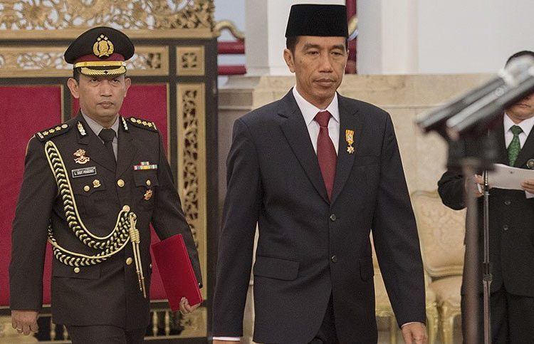 Presiden Joko Widodo (kanan) didampingi ajudannya Kombes Pol. Listyo Sigit Prabowo (kiri) di Istana Negara, Jakarta, Senin (26/1/2015) lalu
