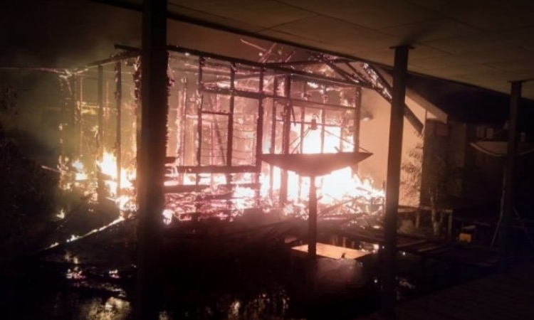 Kebakaran di Desa Mantangai Hilir, Kecamatan Mantangai Kabupaten Kapuas menghanguskan lima rumah dan satu bangunan barak empat pintu milik pemerintah daerah setempat, Minggu (29/12/2019) dini hari