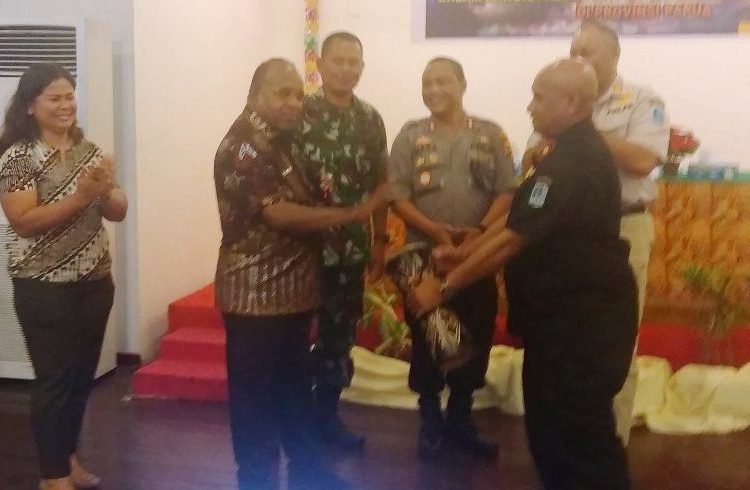 Kapolres Biak AKBP Mada Indra Laksanta dan Kasdim 1708/BN Mayor Inf Prawito membuka forum diskusi grup penanganan peredaran minuman beralkohol di Kabupaten Biak Numfor, Jumat (6/12)