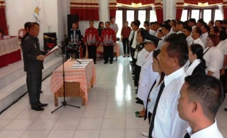 Bupati Gumas Jaya S Monong saat melantik Pj Kades Sangal dan meresmikan keanggotaan BPD se-Kecamatan Tewah, di aula kantor Kecamatan Tewah, Minggu (22/12/2019)
