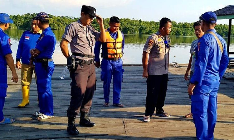 Anggota Polsek Kapuas Barat bersama Polairud Polres Kapuas, saat melakukan upaya pencarian korban Imik (78) warga Desa Pantai, Kecamatan Kapuas Barat yang diduga tenggelam di sungai, Senin (9/12/2019)