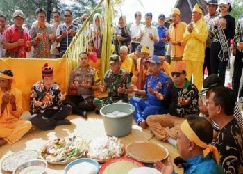 Doa bersama dalam tradisi Simah Laut di Pantai Ujung Pandaran pada 2018 lalu