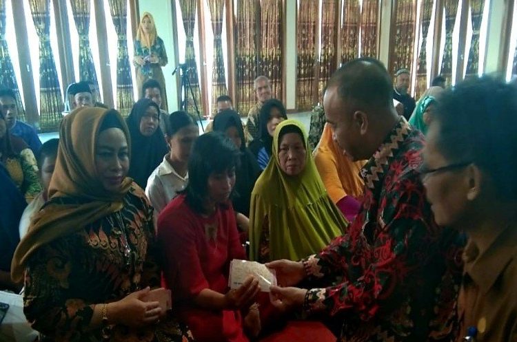 Bupati Seruyan Yulhaidir menyerahkan bantuan jaminan hidup bagi penyandang disabilitas di Kuala Pembuang, Senin (2/12/2019)