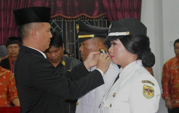 Bupati Gumas Jaya S Monong menyematkan tanda jabatan camat kepada Landerson yang dilantik sebagai Camat Manuhing, di ruang rapat lantai 1 kantor bupati, Kamis sore (30/1/2020)