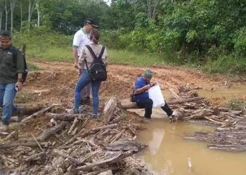 Tim DLH Barito Timur melakukan peninjauan dan pengambilan sampel dugaan pencemaran di wilayah Hulu Sungai Awang dan Sungai Murung Gamis, Selasa (7/1/2020) lalu