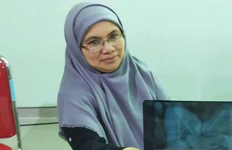 Dokter spesialis anak RSUD Sultan Imanuddin Pangkalan Bun dr Diah Erma menunjukkan hasil rongten bayi kembar dempet, di RSUD SI Pangkalan Bun, Senin (6/1/2020)