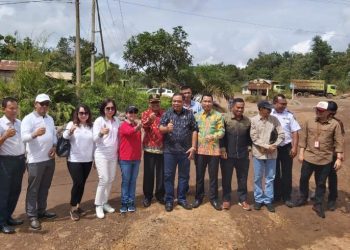 Rombongan Komisi II DPRD Kalteng meninjau jalan eks Pertamina di Kabupaten Barito Timur, Kamis (30/1/2020)