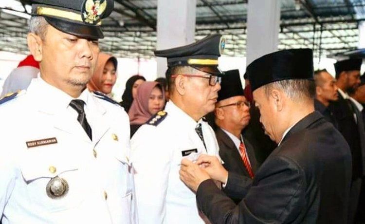 Bupati Seruyan Yulhaidir memasang pin kepada Camat Danau Sembuluh Maryoso usai dilantik dan diambil sumpah janji jabatan di Kuala Pembuang, Selasa, (31/12/2019)