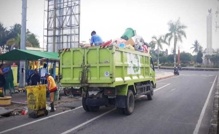 Petugas kebersihan Dinas Lingkungan Hidup Kabupaten Kobar, berhasil menyapu bersih sampah sisa pergantian tahun di taman segi tiga Bundaran Pancasila, Rabu (1/1/2020)