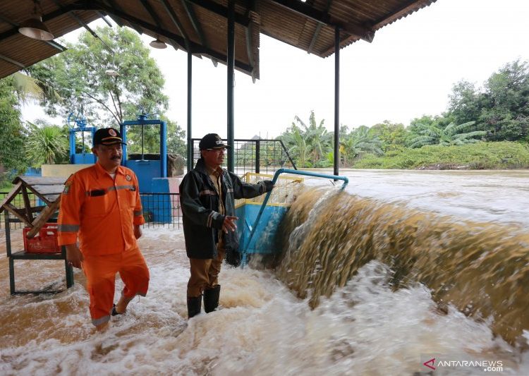 Wakil Wali Kota Sachrudin melakukan pemantauan lokasi limpasan air di kali angke dan memerintahkan dinas PUPR untuk melakukan pemasangan kisdam