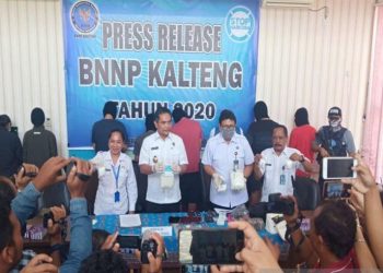 Kepala BNNP Kalimantan Tengah Brigjen Pol Maradut Hutabarat (kedua kiri) didampingi sejumlah pejabat di instansi setempat menunjukkan sabu seberat 3 kilogram lebih beserta barang bukti lainnya di Palangka Raya, Rabu (26/2/2020)