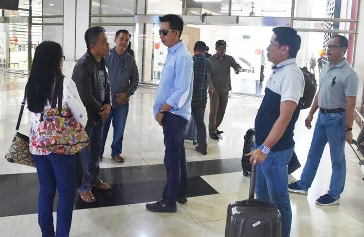 Bupati Barito Utara H Nadalsyah saat bertemu Asisten Administrasi Umum Inriaty Karawaheni dan Kadis Kominfosandi M Iman Topik di Bandara Soekarno Hatta di Tangerang, Rabu (12/2/2020)