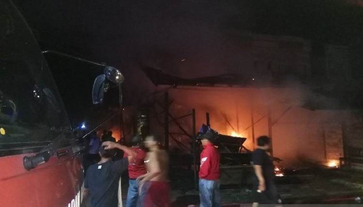 Petugas dari Pemadam Kebakaran dan mobil water canon Polres Barito Selatan memadamkan api pada kejadian kebakaran di Jalan Pelita Raya Gang Serumpun Buntok, Minggu (23/2/2020)