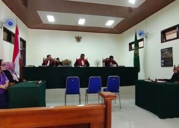 Ketua Majelis Hakim PN Tamiang Layang Denny Indrayana didampingi hakim anggota Benny dan Roland P Samosir, membacakan putusan perkara nomor 22/Pdt.G/2019/PN.TML di PN Tamiang Layang, Senin (17/2/2020) lalu