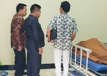 Ketua DPRD Kalteng Wiyatno (tengah) melihat jenazah almarhum H Sarwani di Rumah Sakit Betang Pambelum, Jumat (31/1/2020) sore