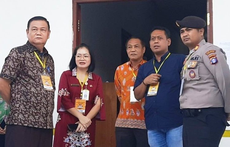 Sekda Gumas Yansiterson (kiri) bersama Plt Kepala BKPSDM Kabupaten Gumas Sri Putri Pratiwi (kiri kedua) dan lainnya saat memantau pelaksanaan SKD CPNS Pemkab Gumas 2019, di Kuala Kurun, Sabtu (8/2/2020)
