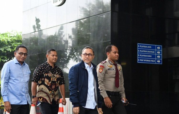 Mantan Menteri Kehutanan yang juga Ketua Umum PAN Zulkifli Hasan (kedua kanan) berjalan saat tiba untuk menjalani pemeriksaan di Gedung KPK, Jakarta, Jumat (14/2/2020)