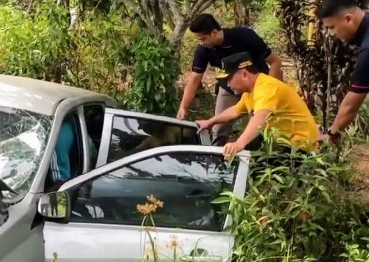 Gubernur Sugianto Sabran (kaos kuning) bersama warga membantu korban tabrakan beruntun, salah satunya terjepit mobil ringsek dalam kecelakaan di Jalan Jenderal Sudirman km 38 ruas Sampit-Pangkalan Bun, Jumat (14/2/2020).