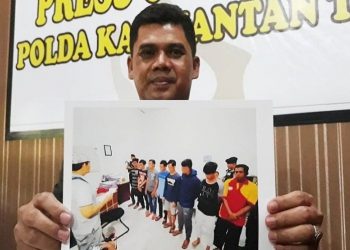 Kabid Humas Polda Kalteng Kombes Hendra Rochmawan menunjukkan foto delapan tersangka pengeroyokan yang sudah diamankan oleh Polres Kotim, Jumat (14/2/2020)