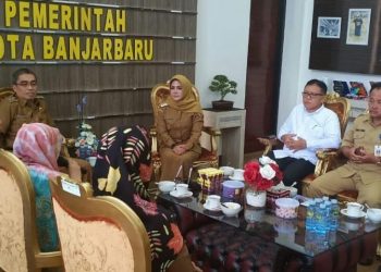 Wakil Bupati Seruyan Iswanti (tengah) saat mengunjungi Pemerintah Kota Banjarbaru yang diterima oleh Wakil Walikota Banjarbaru Darmawan Jaya Setiawan (tiga dari kiri), Senin (3/2).