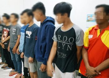 Delapan pria yang diduga menjadi pelaku pengeroyokan saat dibawa ke Markas Polres Kotawaringin Timur, Rabu (12/2/2020) malam