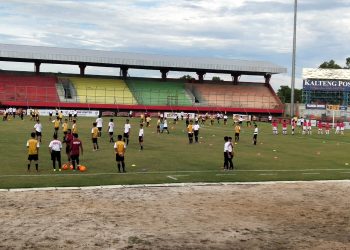 Kegiatan coaching clinic bola di lapangan tuah pahoe Kamis (12/3/2020)